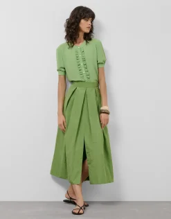 Blusa tejido fluido verde con volante delantero