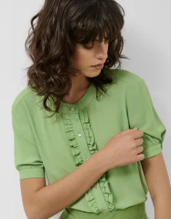 Blusa tejido fluido verde con volante delantero