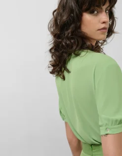 Blusa tejido fluido verde con volante delantero