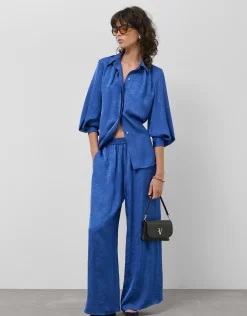 Blusón azul intenso con damasco floral