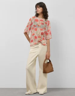 Blusón en gasa estampado vegetal floral tonos coral y rojo