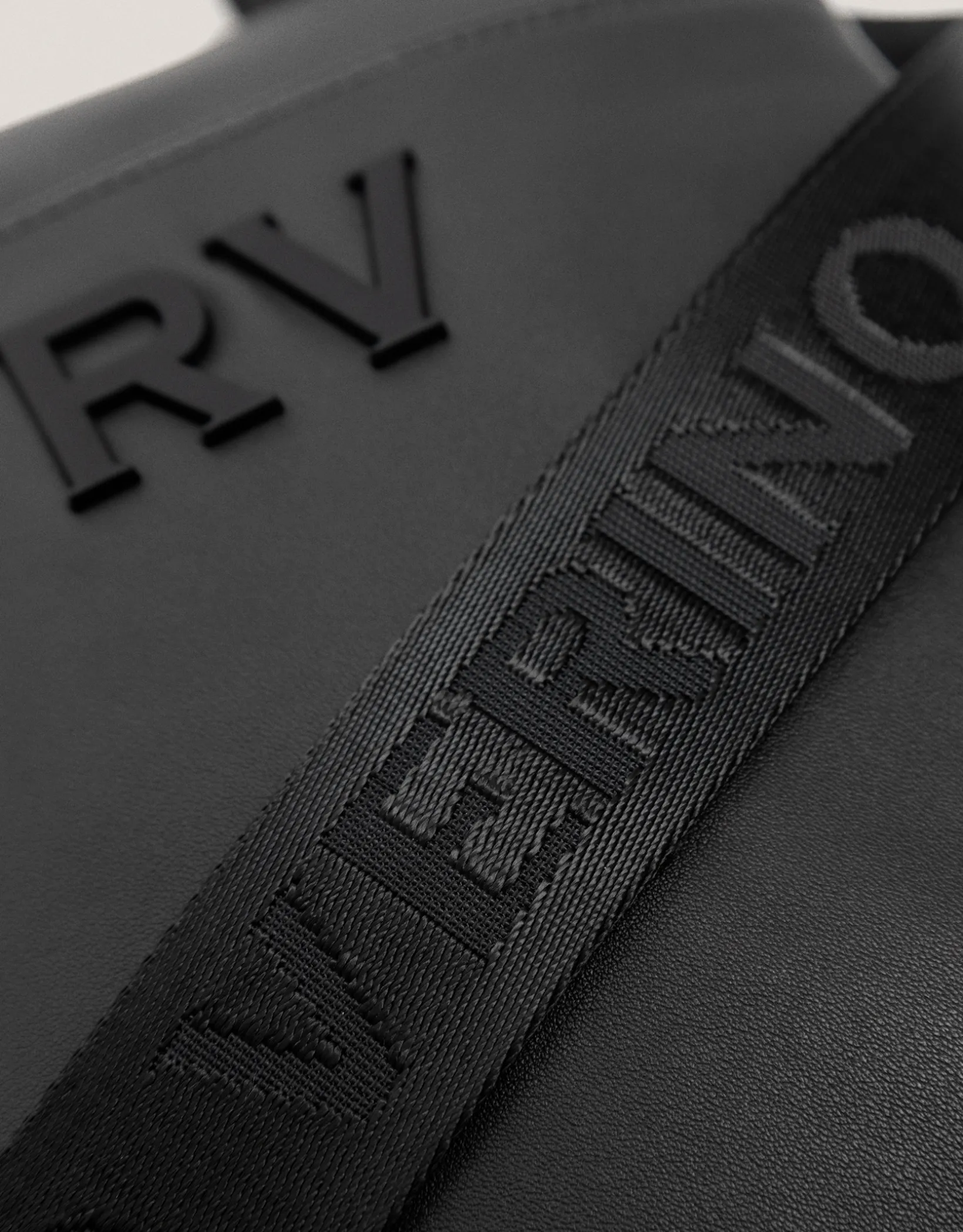 Bolso bandolera plana Mim piel negro