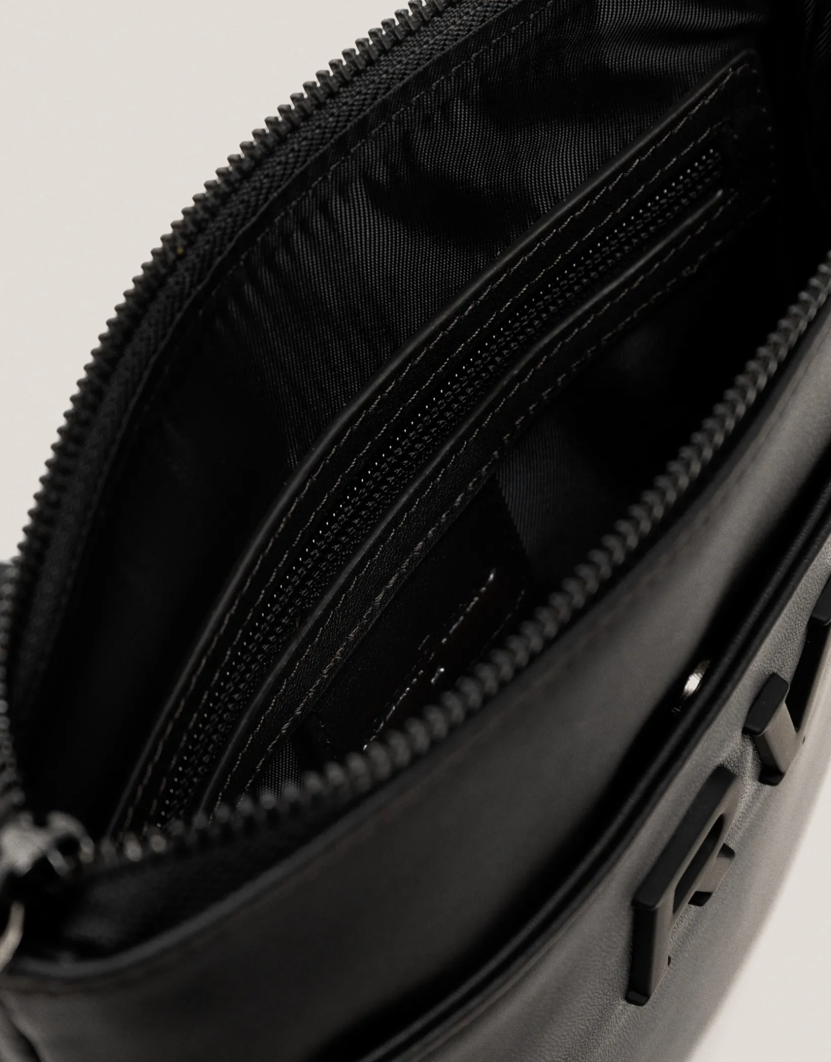 Bolso bandolera plana Mim piel negro