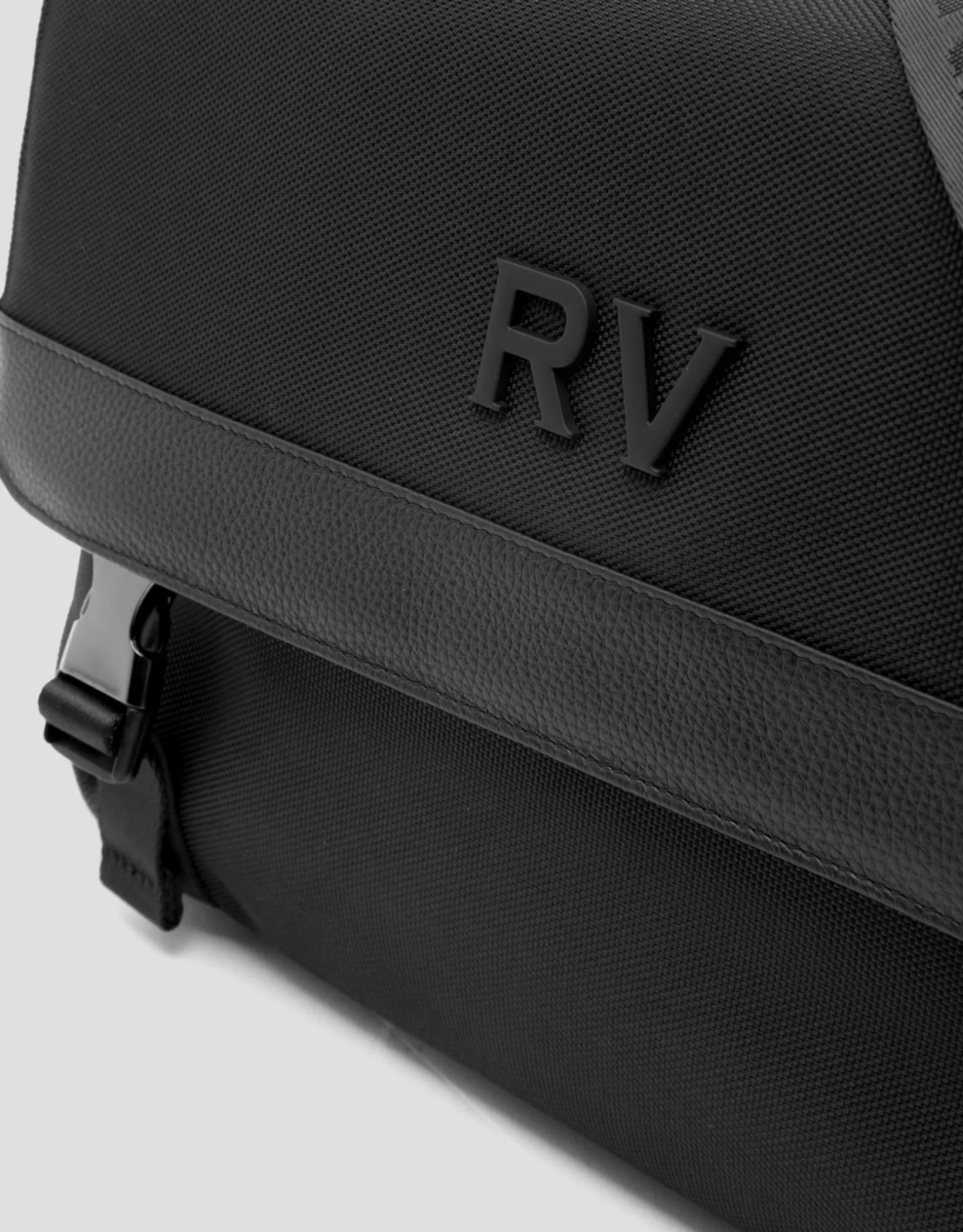 Bolso messenger nailon y piel negro