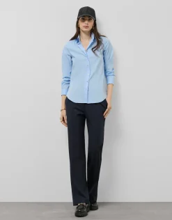 Camisa corte masculino celeste con logo bordado
