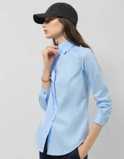 Camisa corte masculino celeste con logo bordado