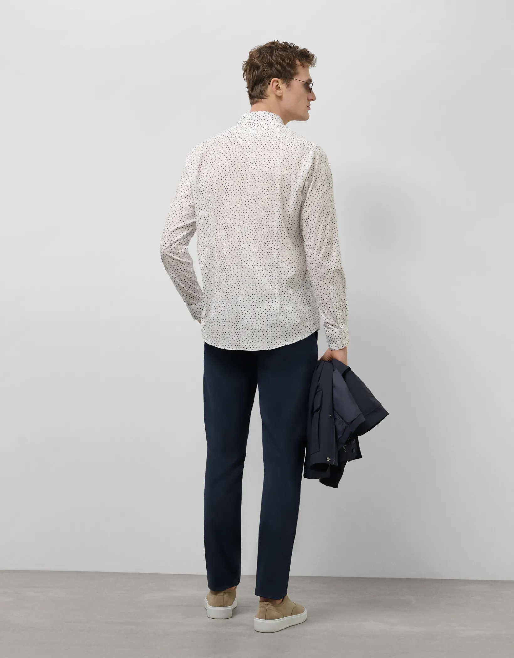 Camisa sport regular blanca estampado marino