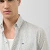 Camisa sport regular estampado geométrico amarillo/azul