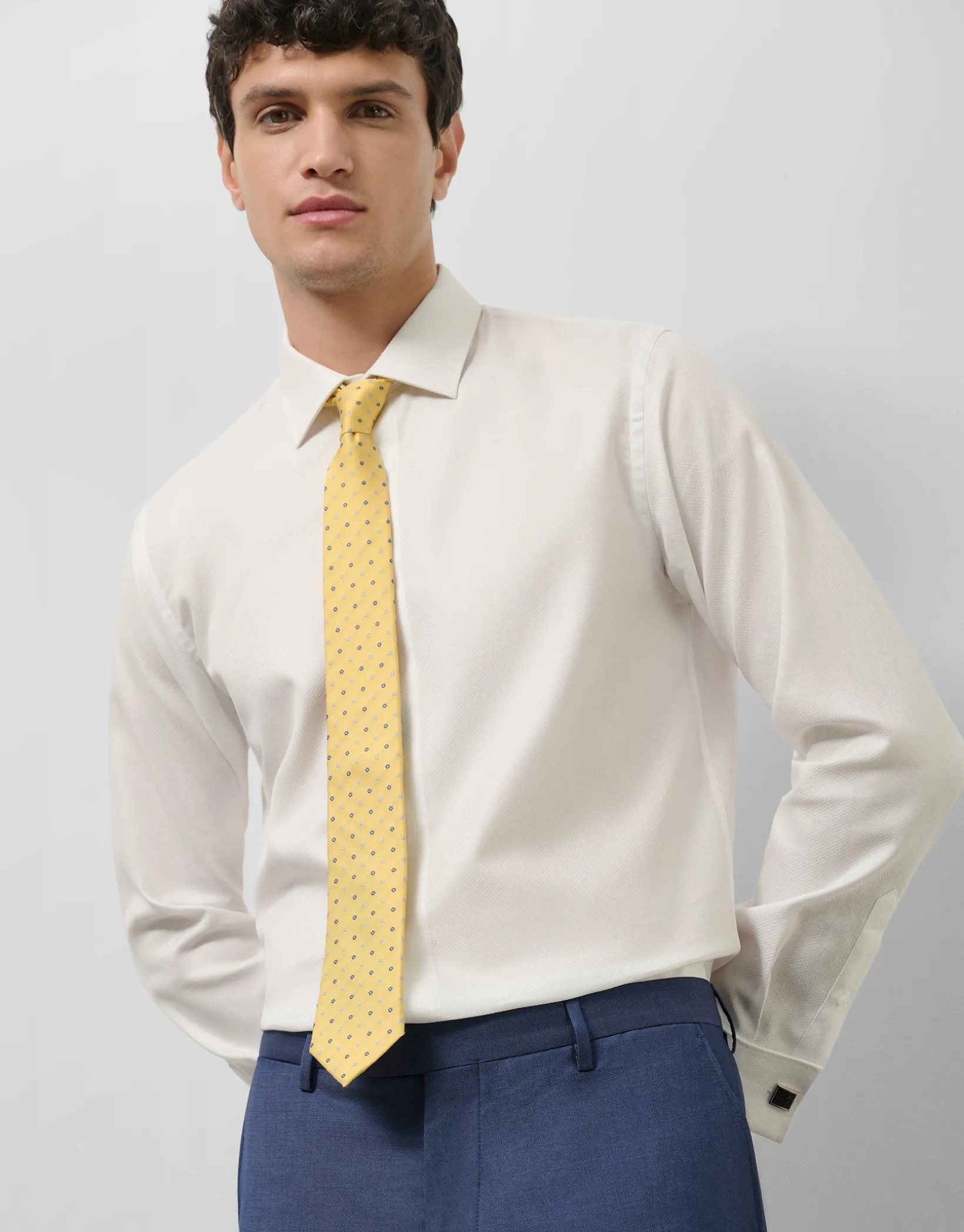 Camisa vestir regular microestructura flor blanca