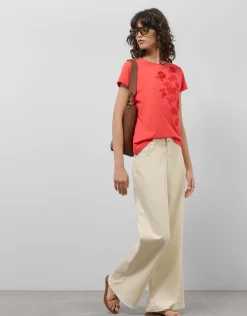 Camiseta algodón roja con flores bordadas