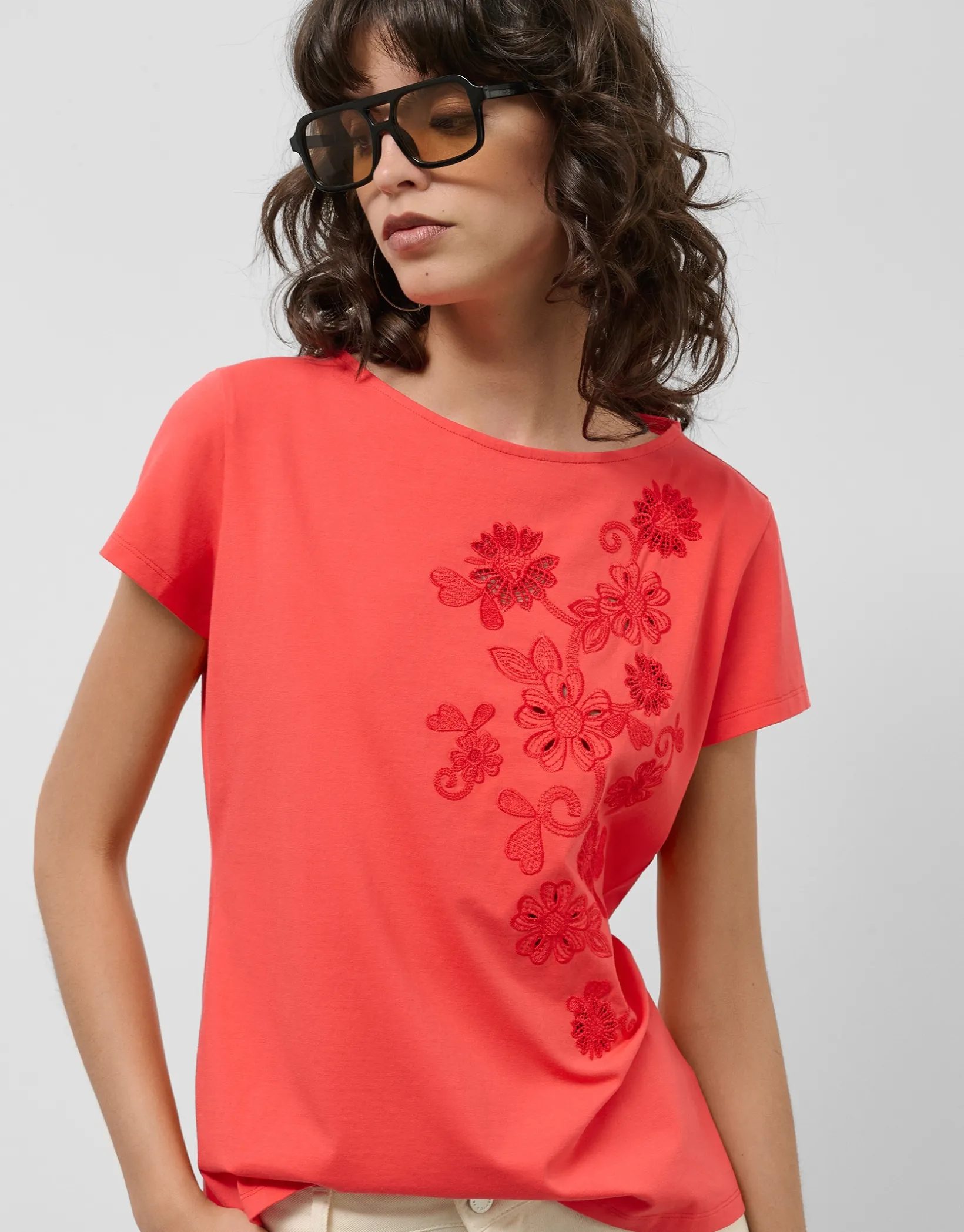 Camiseta algodón roja con flores bordadas