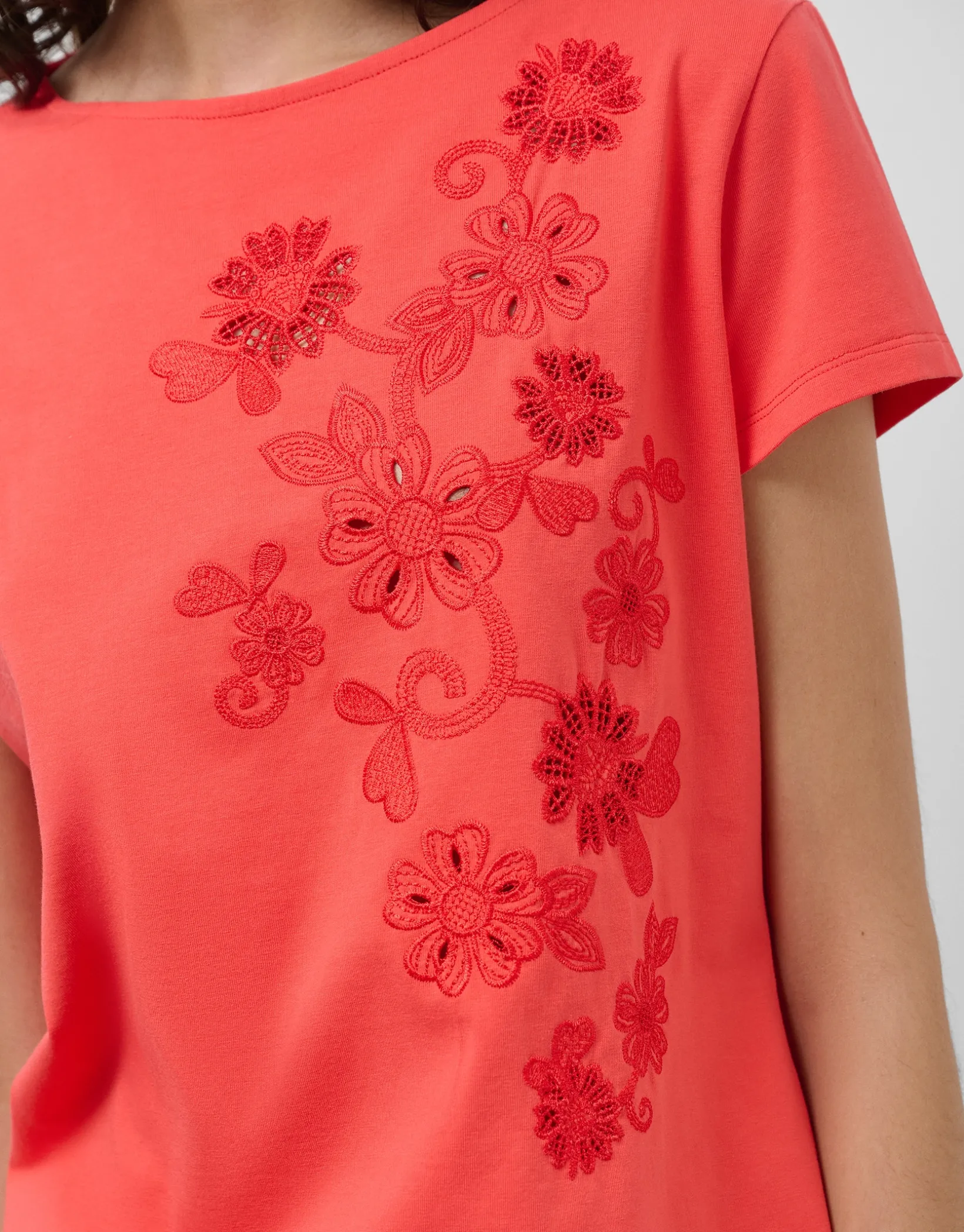 Camiseta algodón roja con flores bordadas