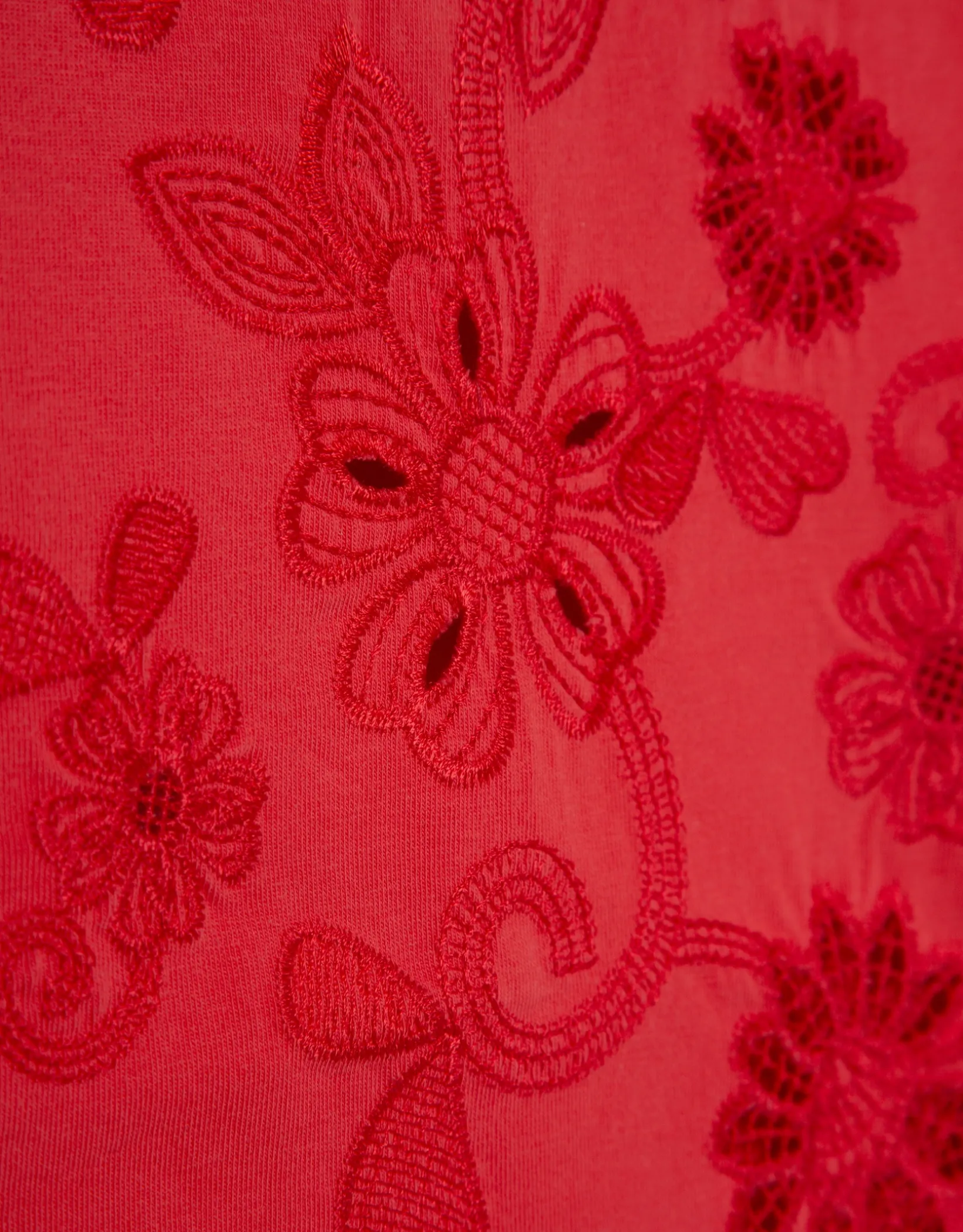 Camiseta algodón roja con flores bordadas