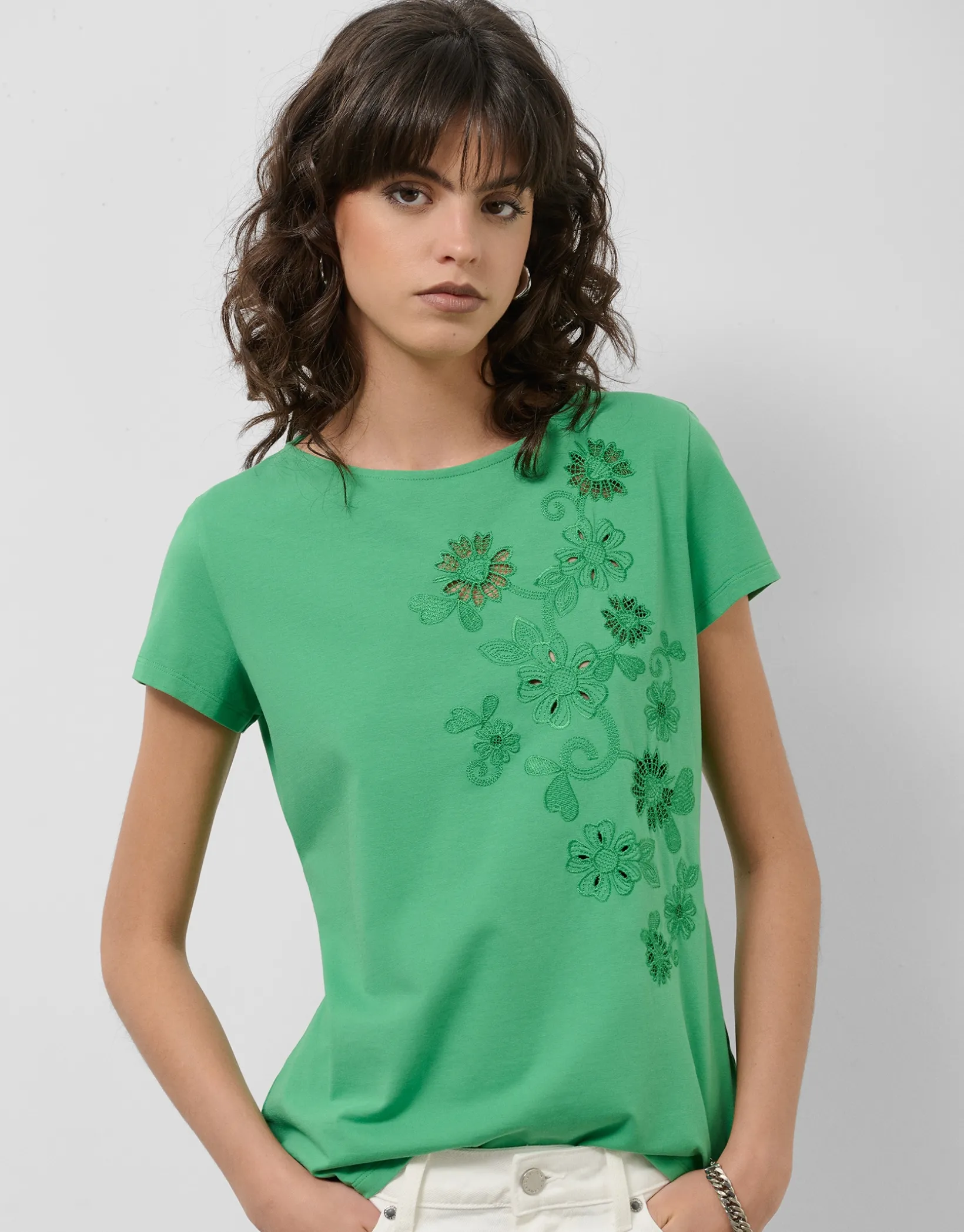 Camiseta algodón verde con flores bordadas