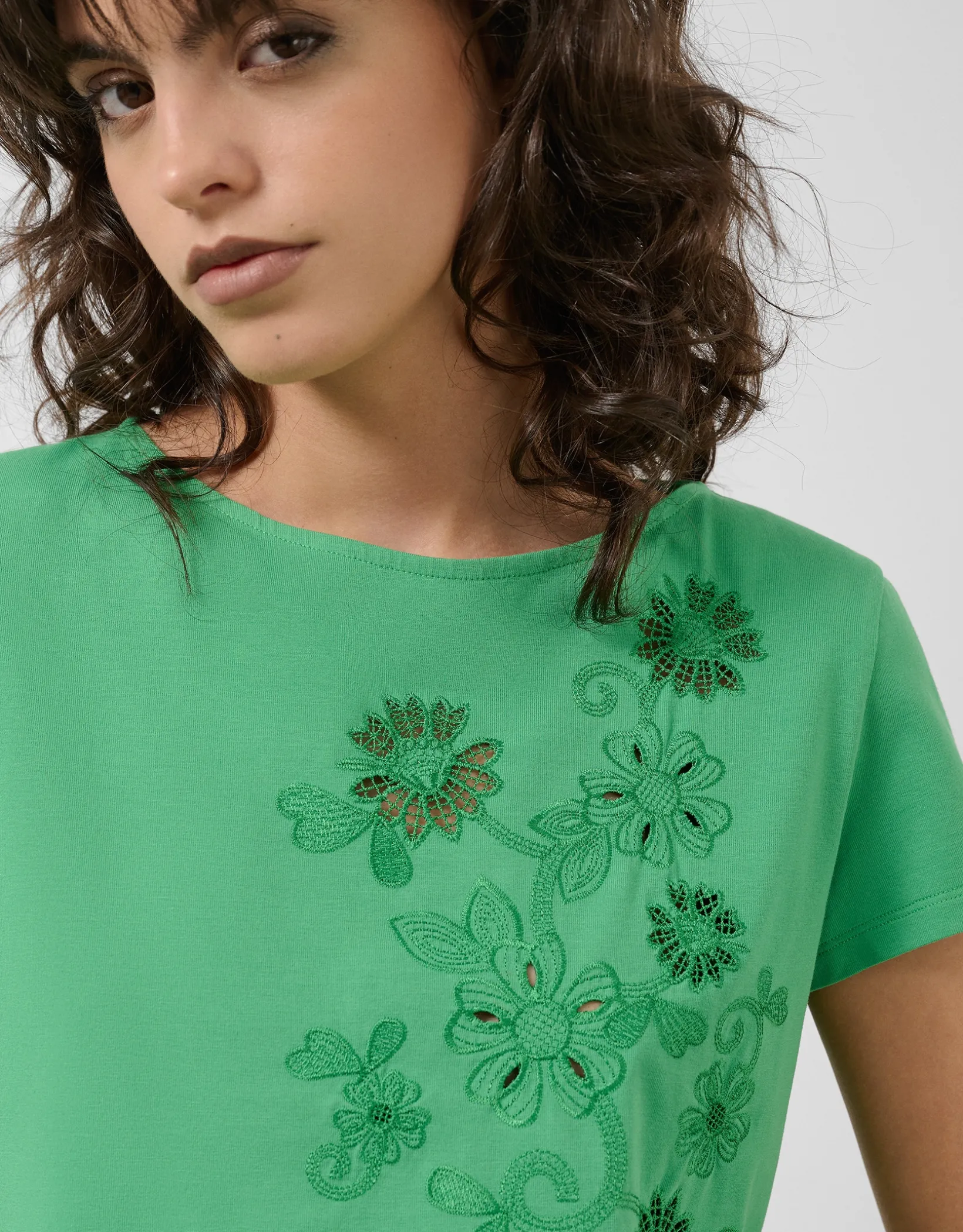Camiseta algodón verde con flores bordadas
