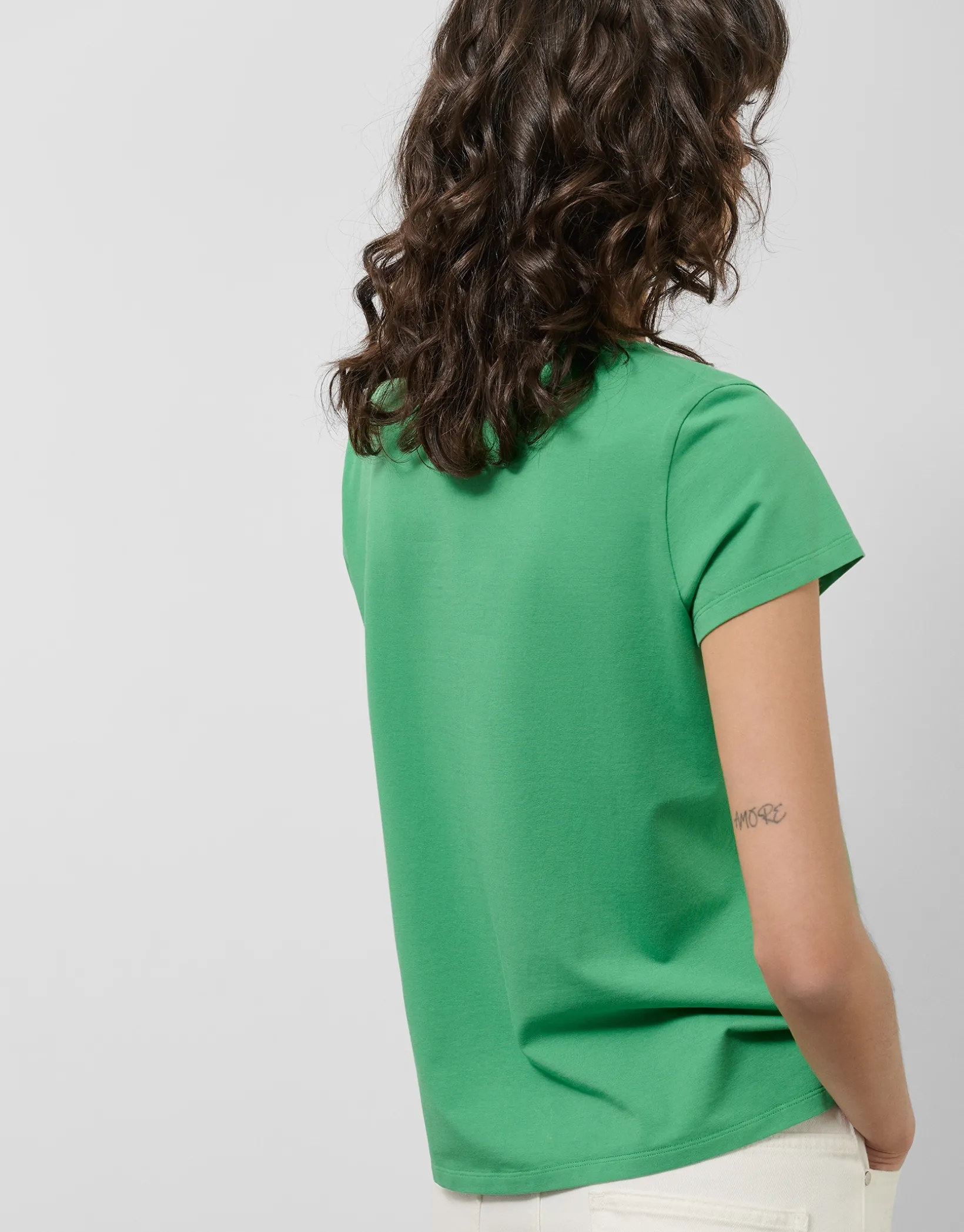 Camiseta algodón verde con flores bordadas