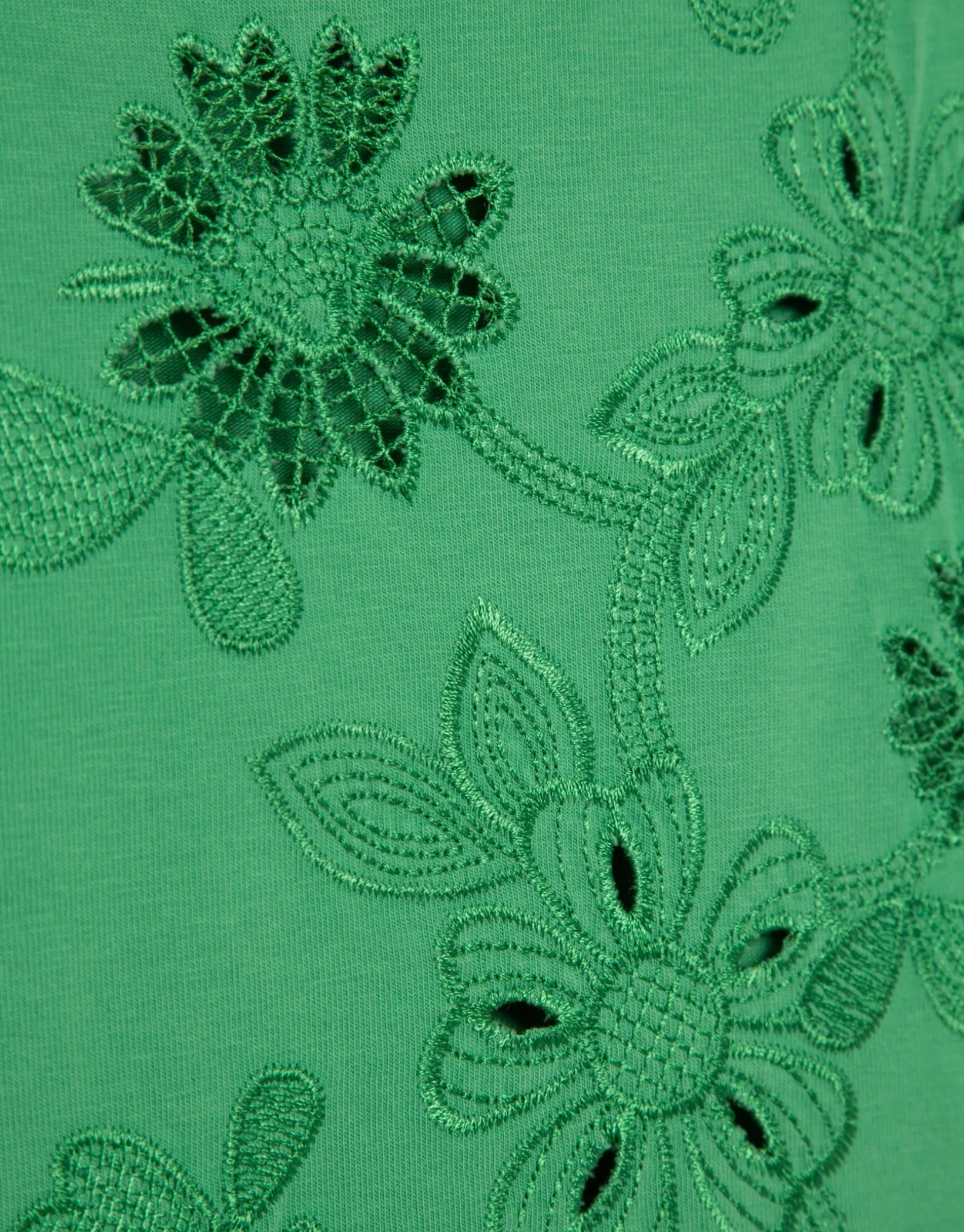 Camiseta algodón verde con flores bordadas