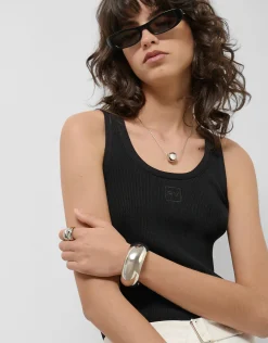 Camiseta canalé negro con logo bordado