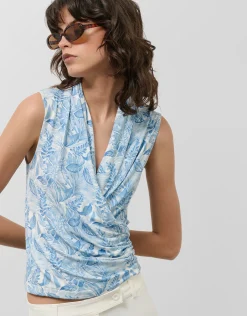 Camiseta cuerpo cruzado flores azules
