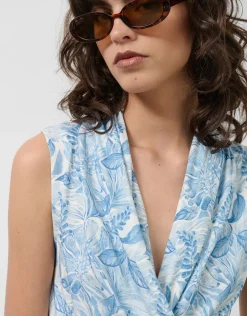 Camiseta cuerpo cruzado flores azules