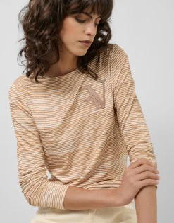 Camiseta escote barco y manga larga listas cámel