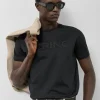Camiseta negra con logo relieve pecho