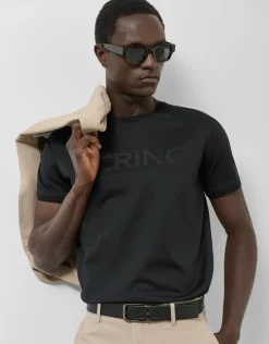 Camiseta negra con logo relieve pecho