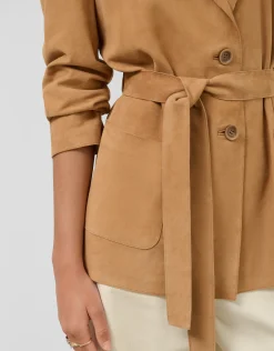 Chaqueta con cinturón ante cámel