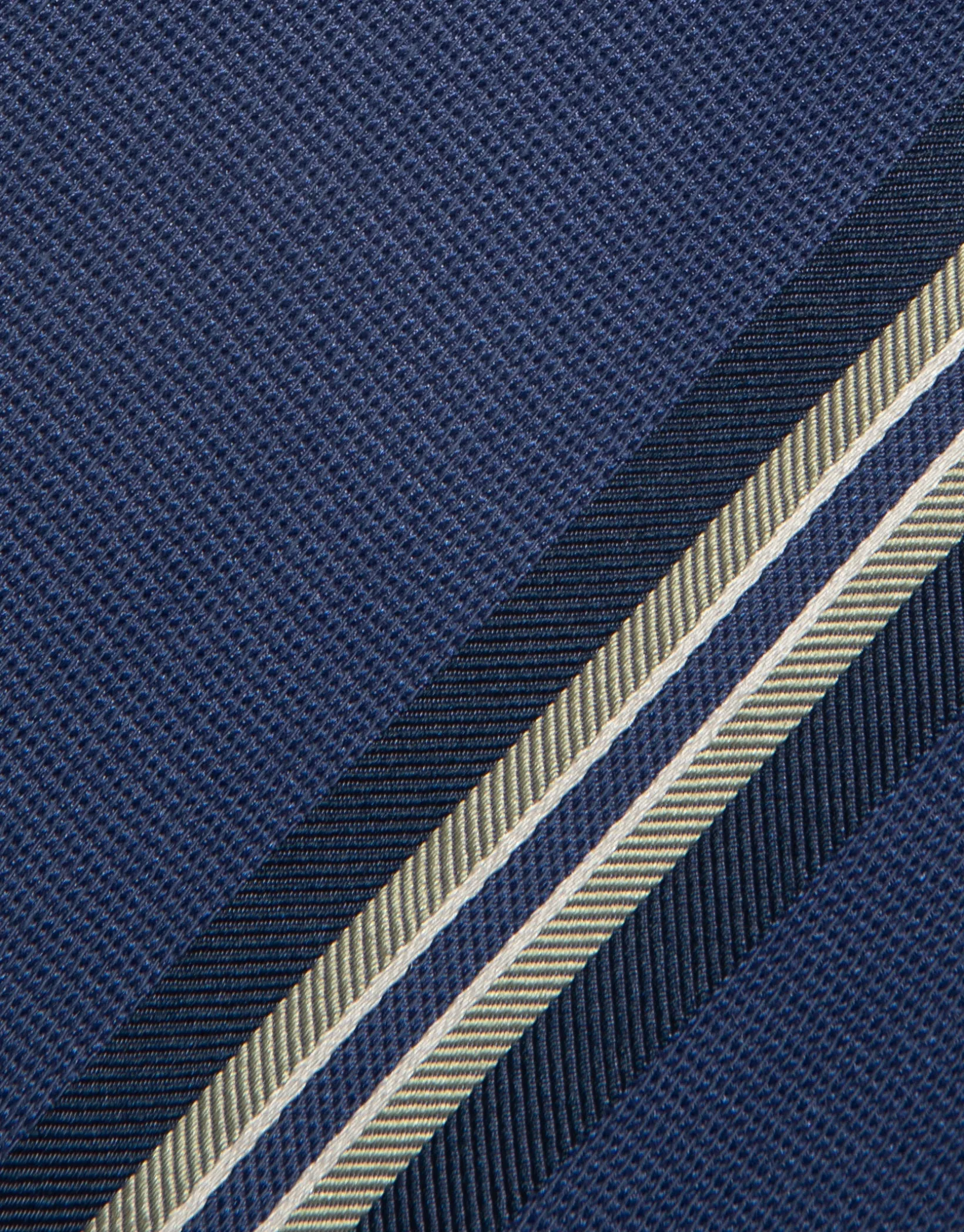 Corbata seda azul con rayas caqui y plata