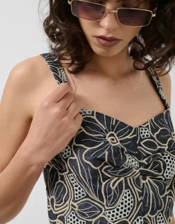 Crop top en tejido vaquero azul con bordado floral y calados