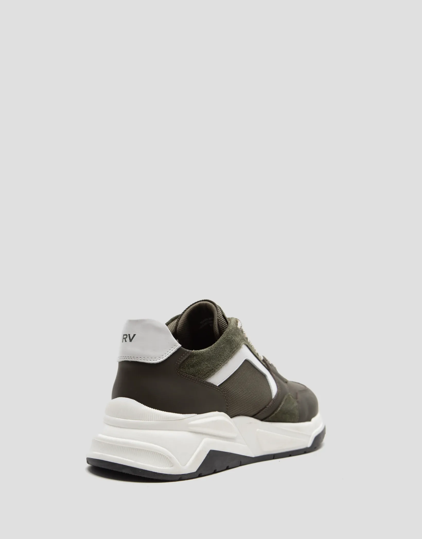 Deportiva estilo runner caqui con suela track