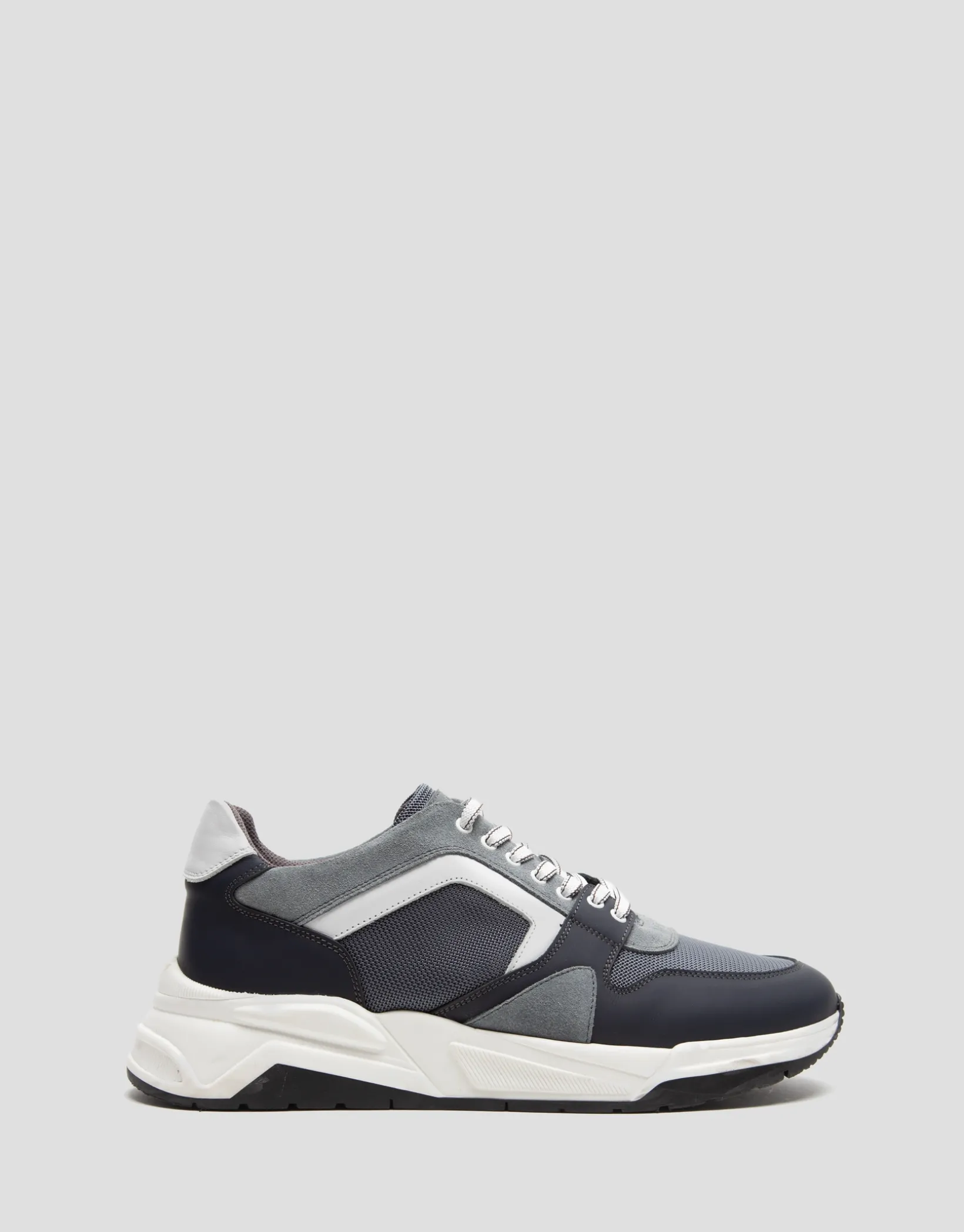 Deportiva estilo runner gris con suela track