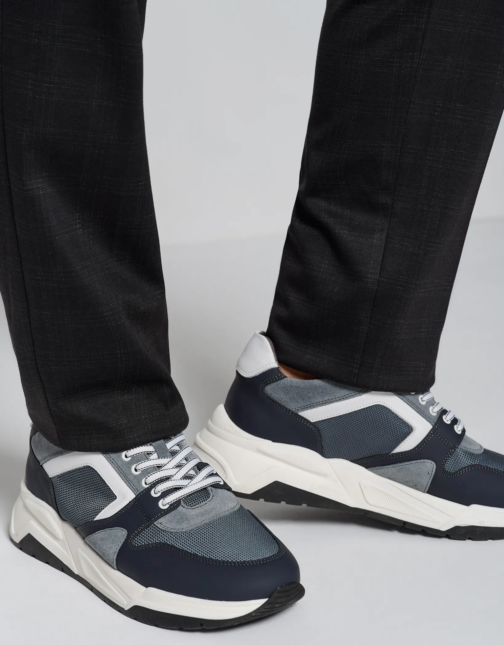 Deportiva estilo runner gris con suela track