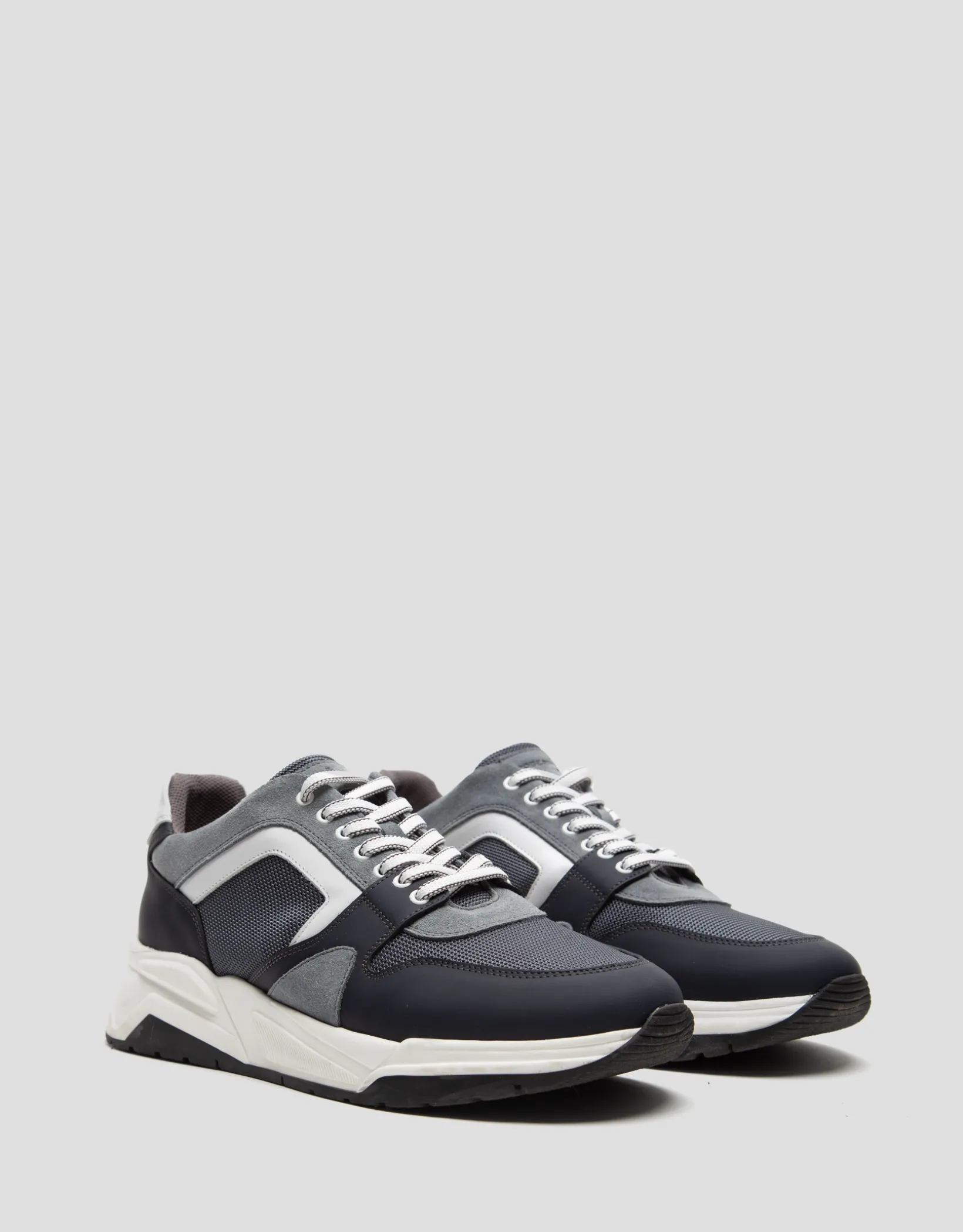 Deportiva estilo runner gris con suela track