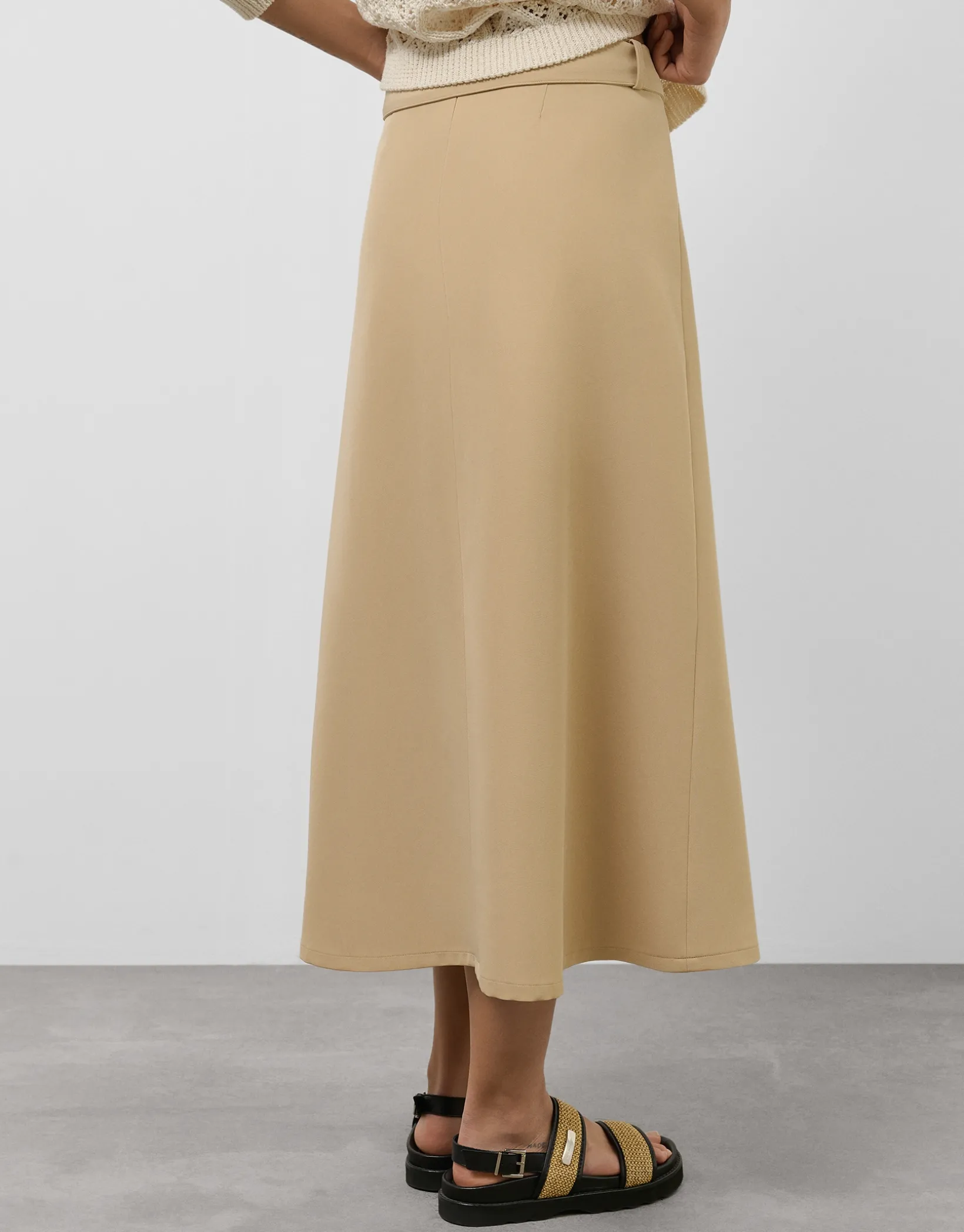 Falda midi fluida twill beige con cinturón