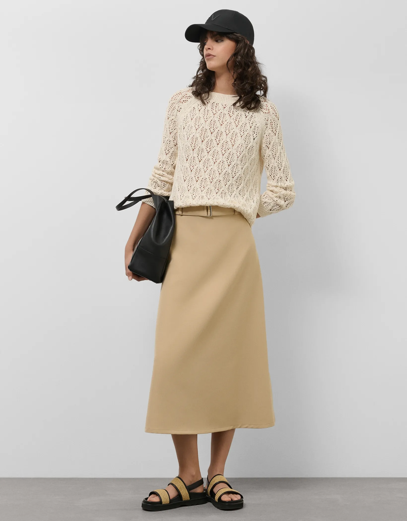 Falda midi fluida twill beige con cinturón
