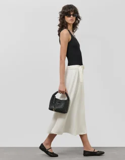 Falda midi fluida twill crudo con cinturón