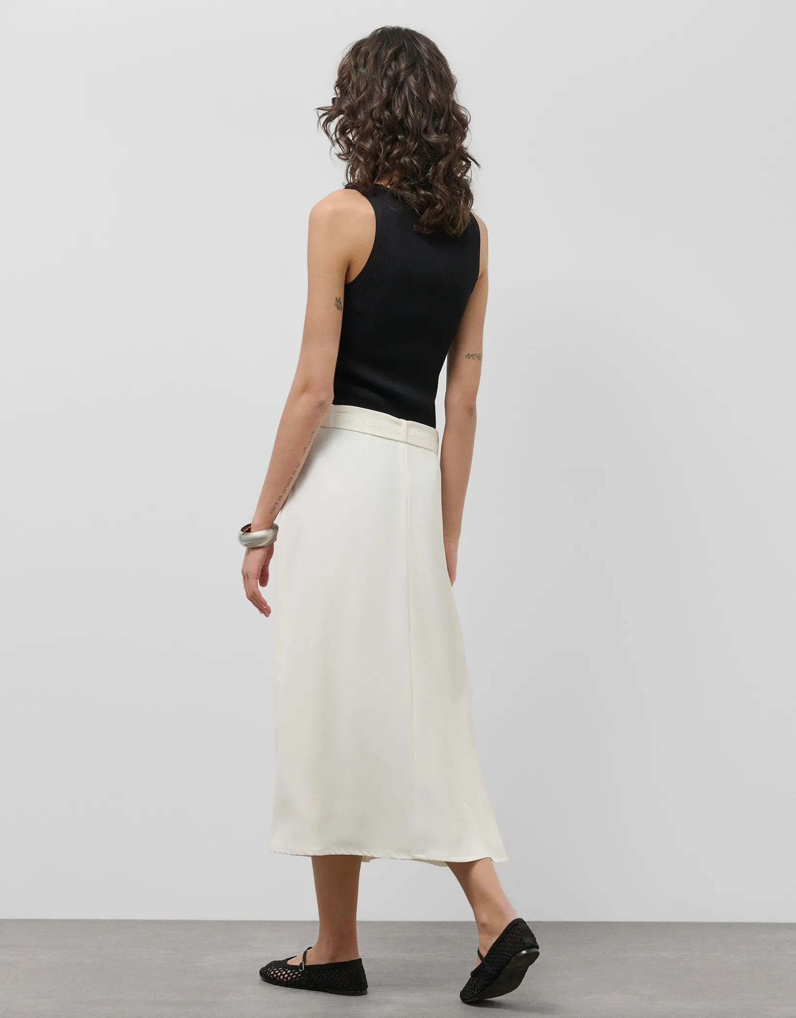 Falda midi fluida twill crudo con cinturón