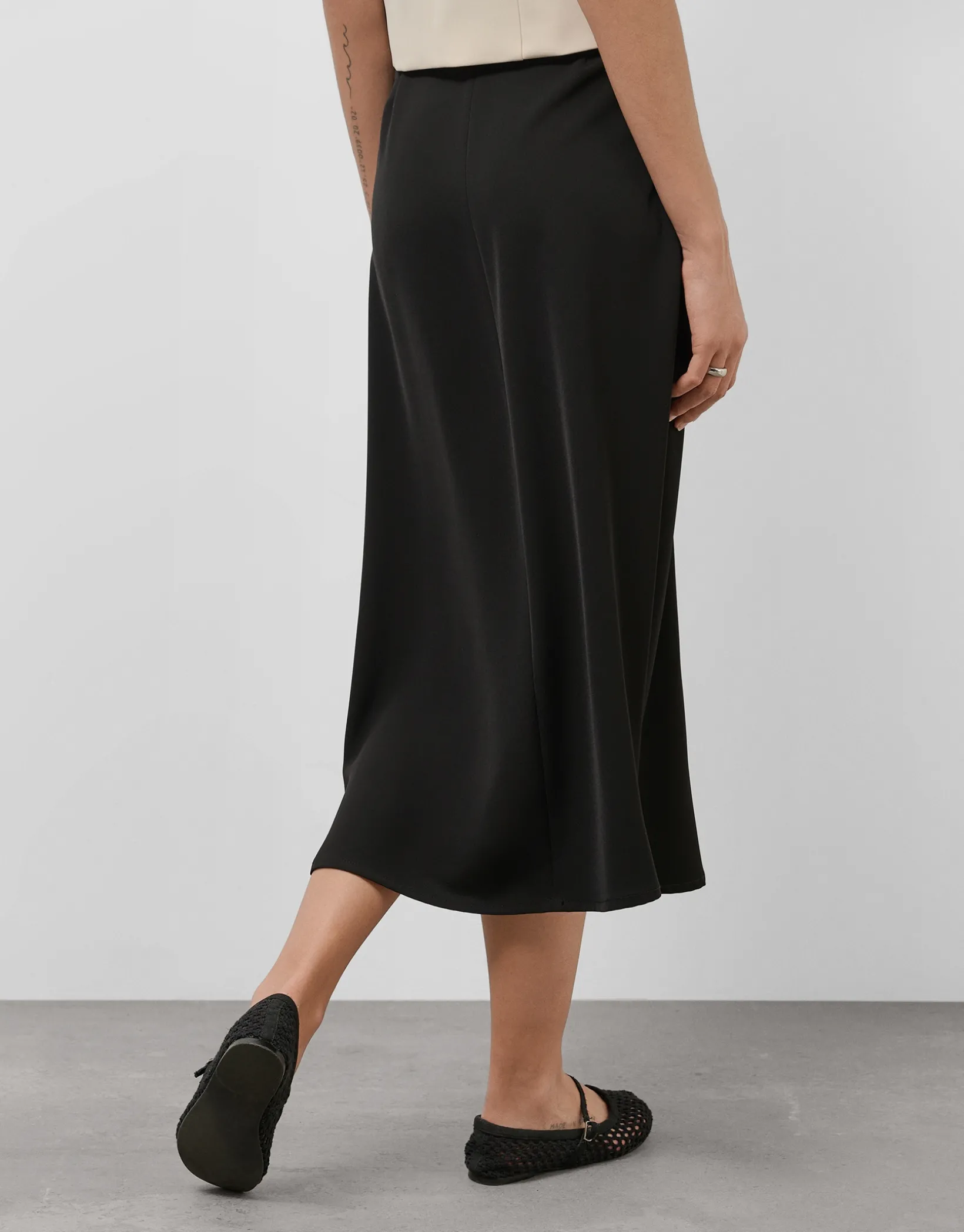 Falda midi fluida twill negro con cinturón