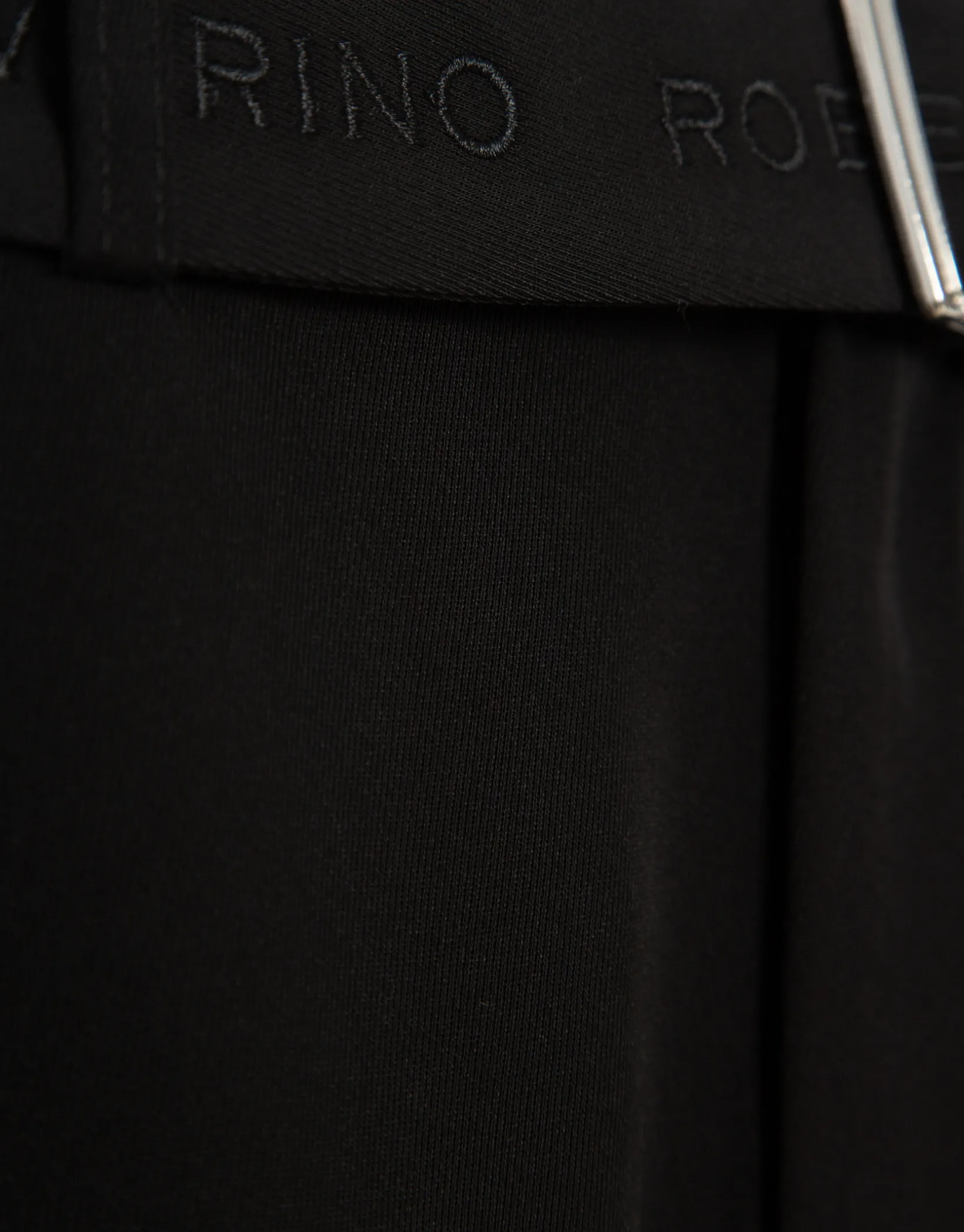 Falda midi fluida twill negro con cinturón