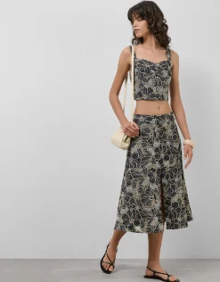 Falda midi tejido vaquero azul con bordado floral y calados