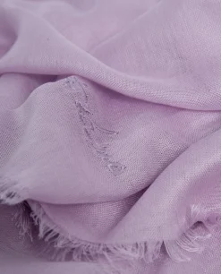 Fular modal rosa con firma bordada
