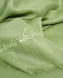 Fular modal verde con firma bordada