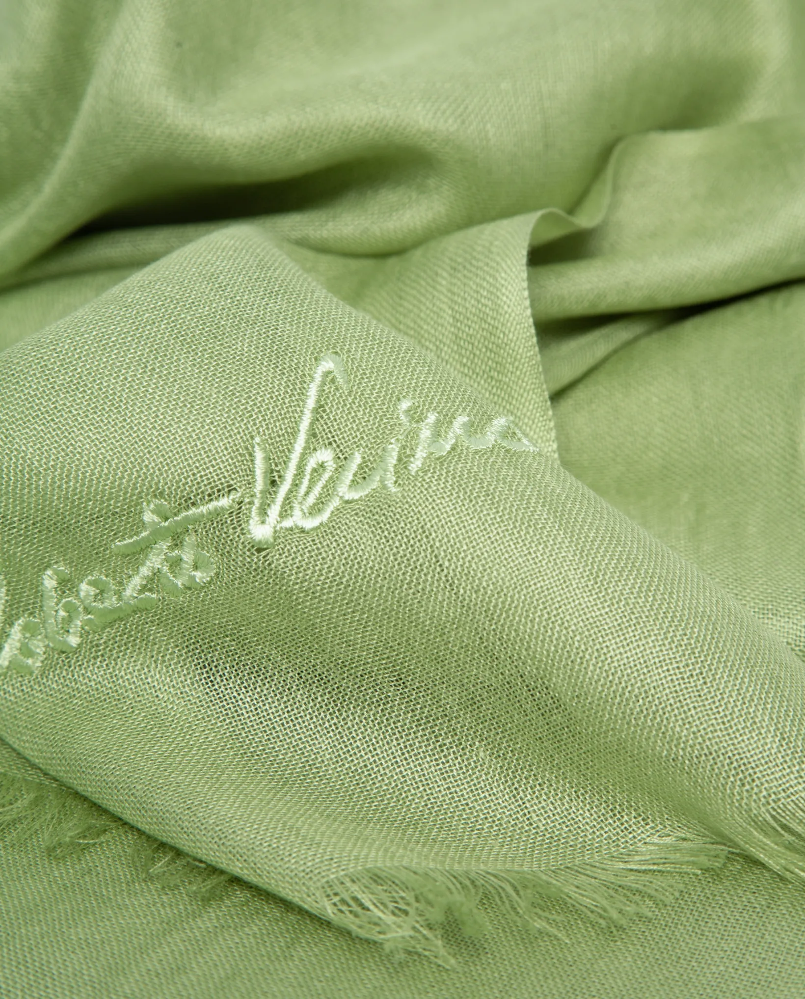 Fular modal verde con firma bordada