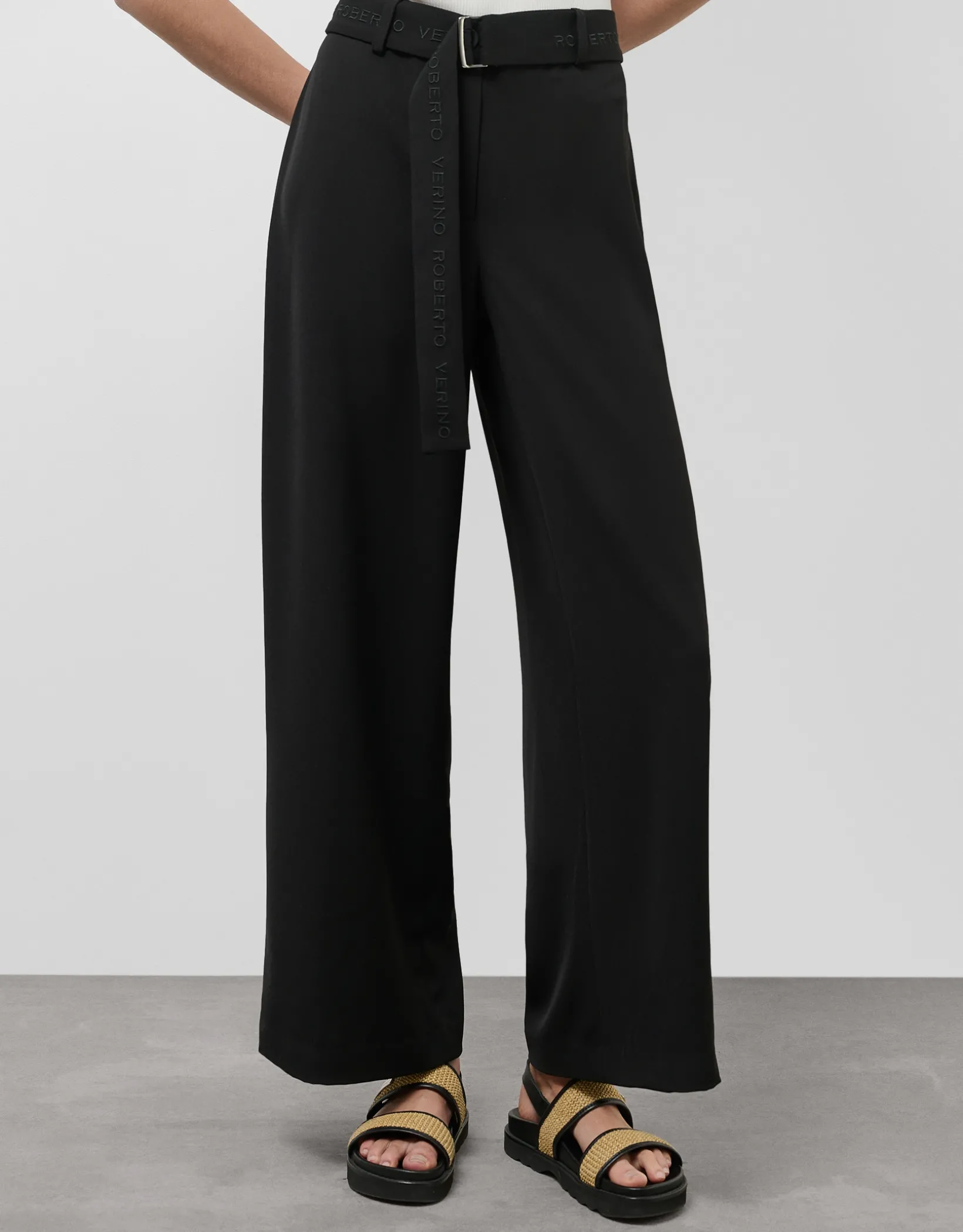 Pantalón ancho fluido twill negro con cinturón
