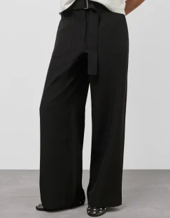 Pantalón ancho fluido twill negro con cinturón