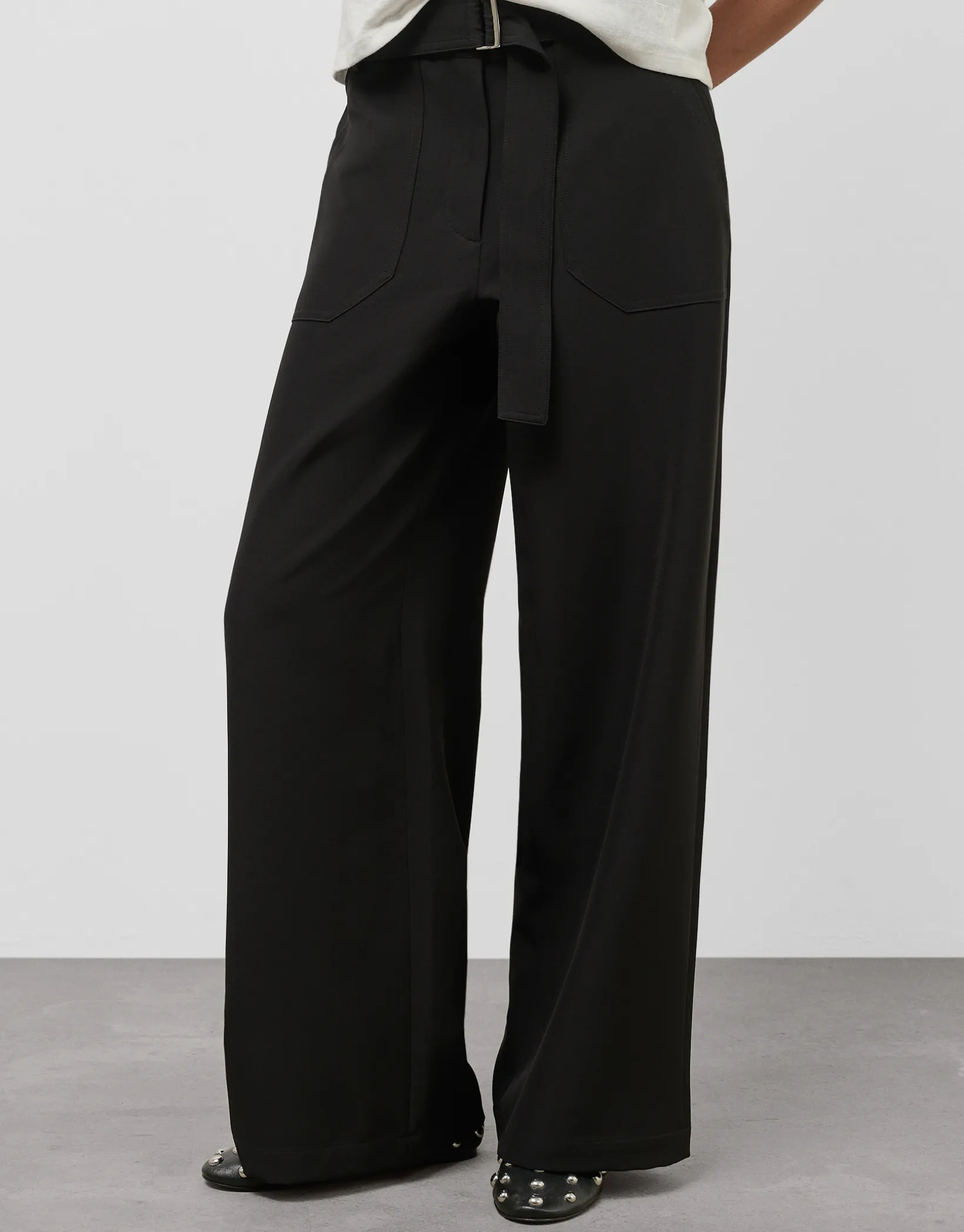 Pantalón ancho fluido twill negro con cinturón