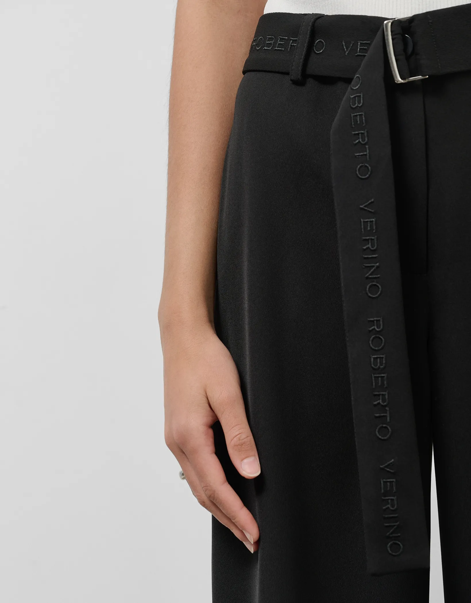 Pantalón ancho fluido twill negro con cinturón