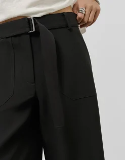 Pantalón ancho fluido twill negro con cinturón
