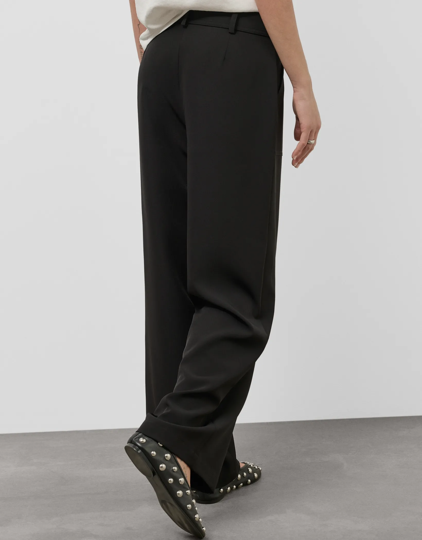 Pantalón ancho fluido twill negro con cinturón